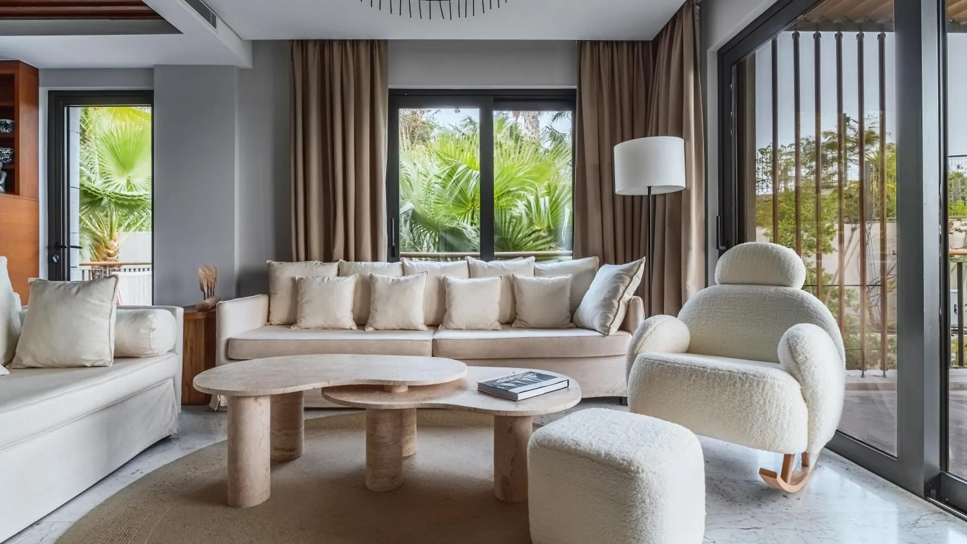 2-Bedroom Beachfront Flat With Hotel Amenities