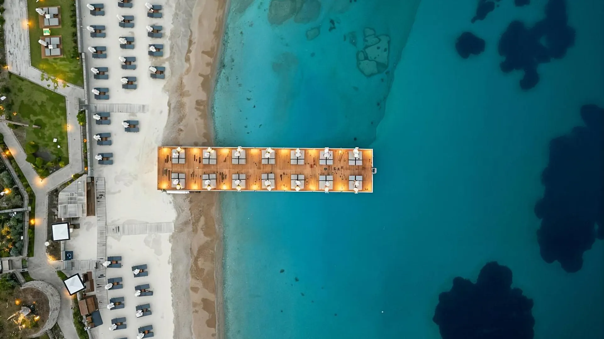 2-Bedroom Beachfront Flat With Hotel Amenities Turecko