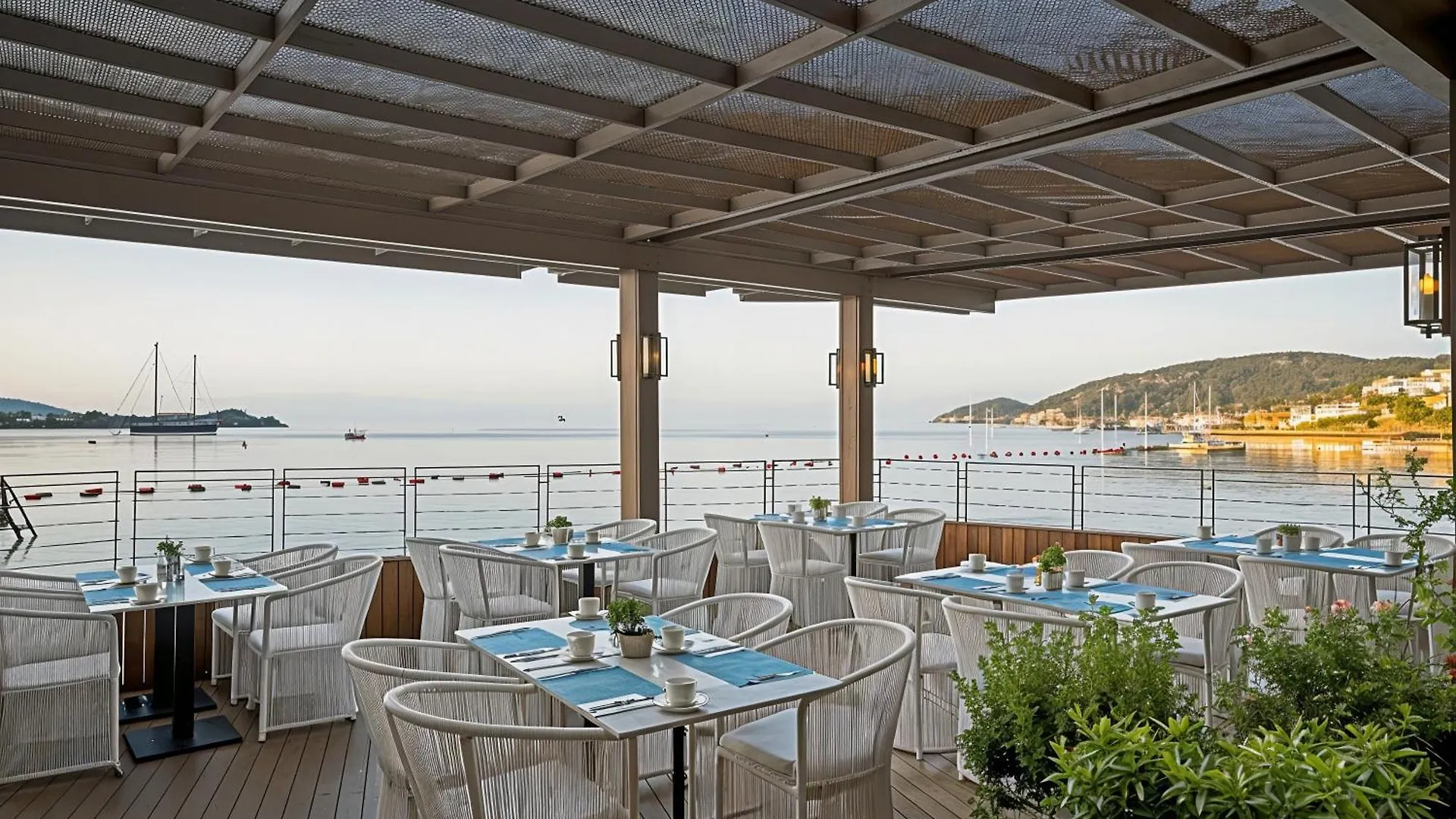 2-Bedroom Beachfront Flat With Hotel Amenities 0*, Bodrum