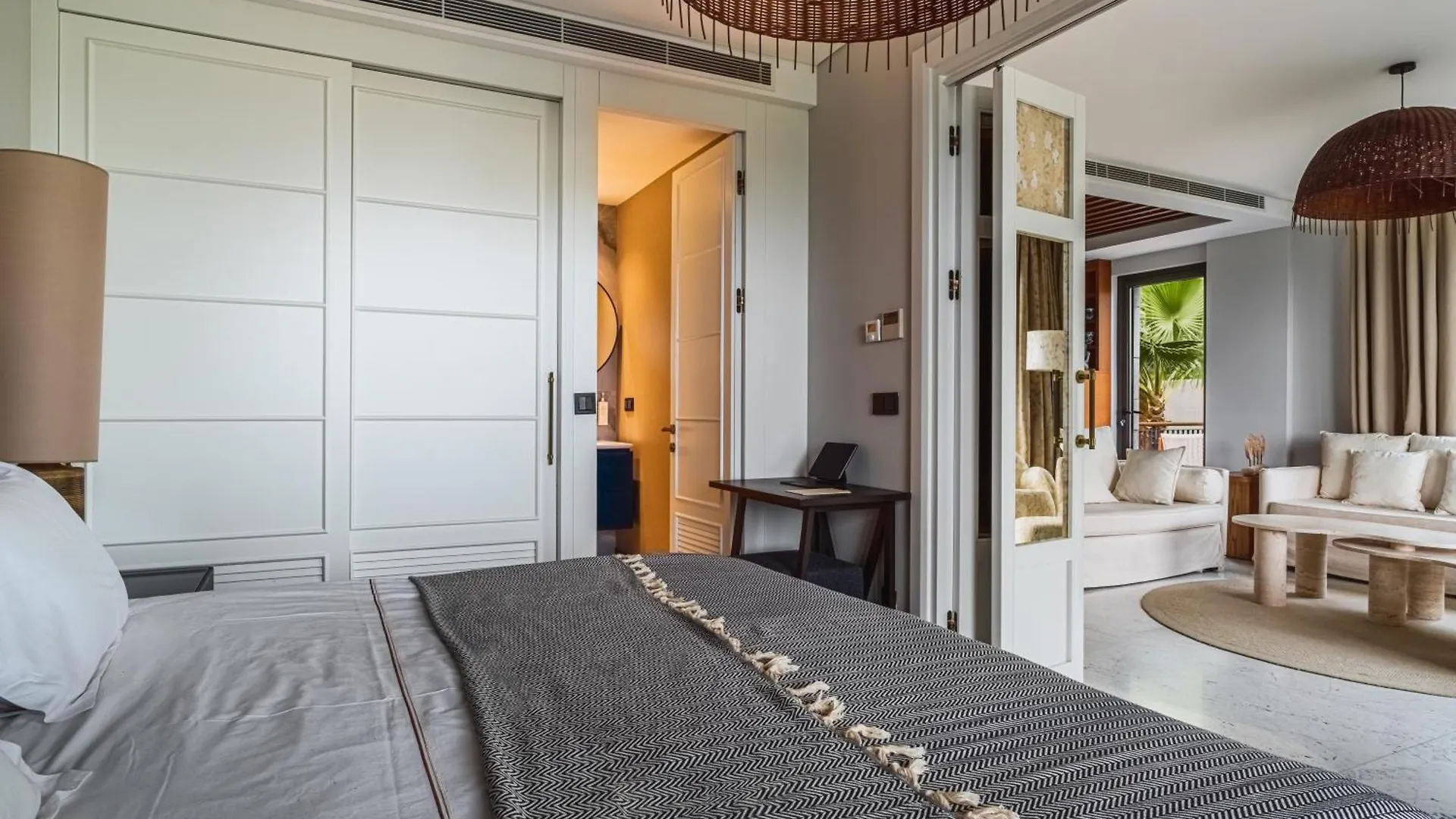 Apartmán 2-Bedroom Beachfront Flat With Hotel Amenities