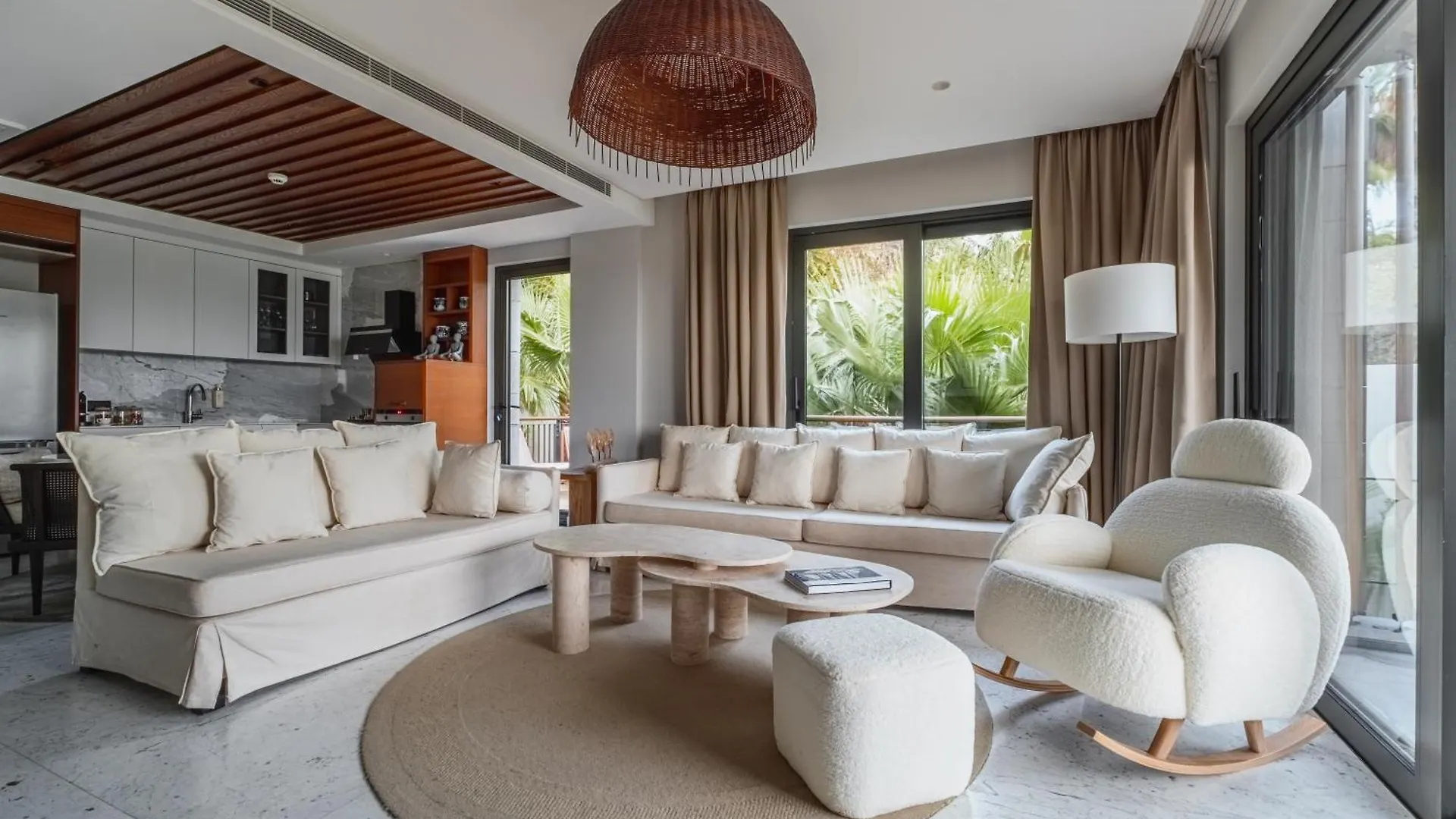 2-Bedroom Beachfront Flat With Hotel Amenities