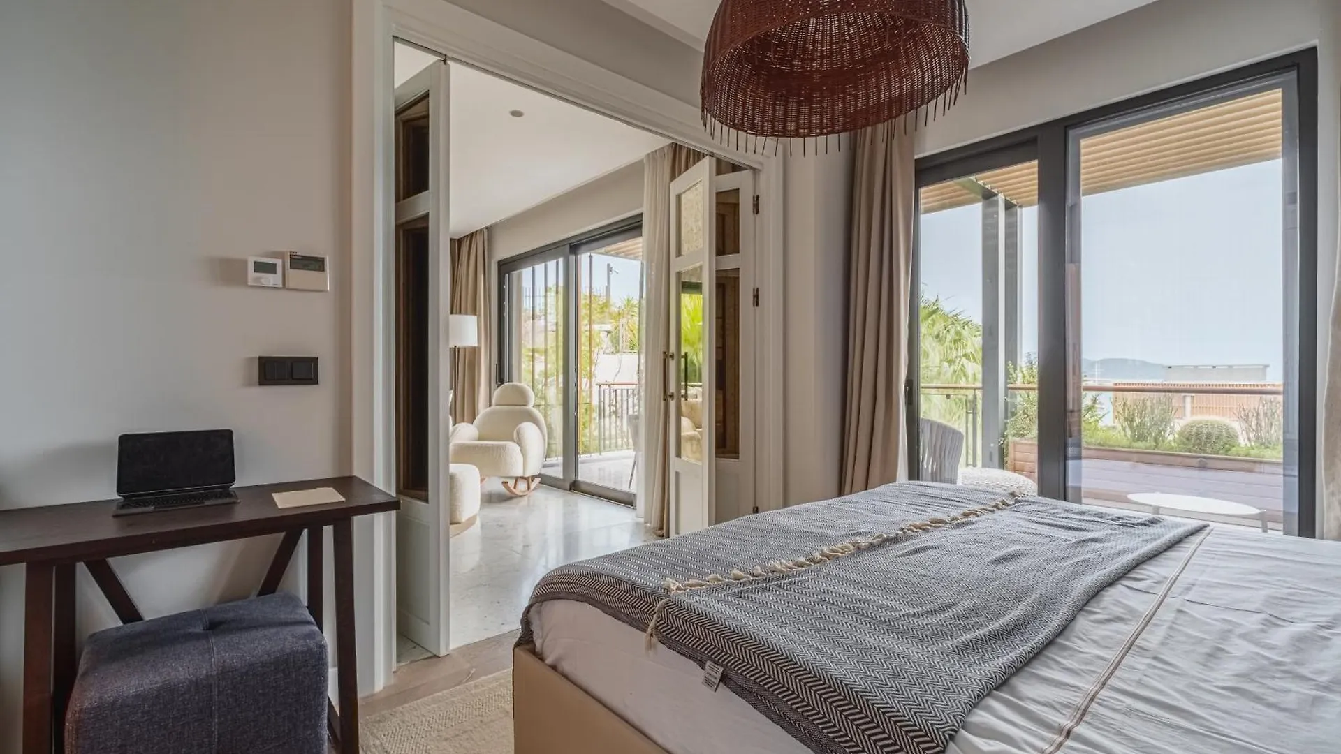 2-Bedroom Beachfront Flat With Hotel Amenities 0*, Bodrum Turquía