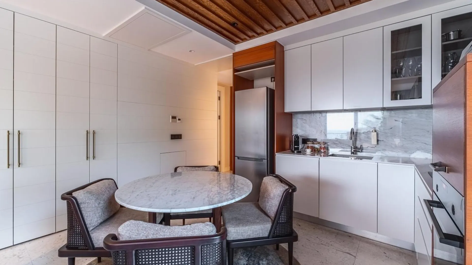 2-Bedroom Beachfront Flat With Hotel Amenities