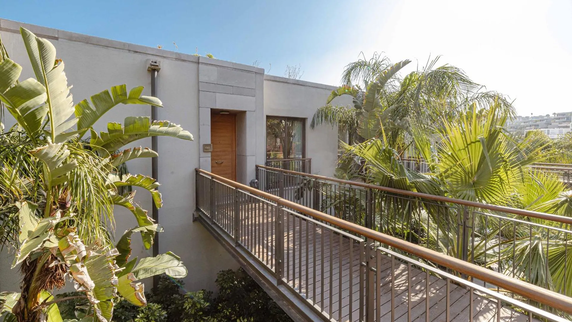 Apartmán 2-Bedroom Beachfront Flat With Hotel Amenities